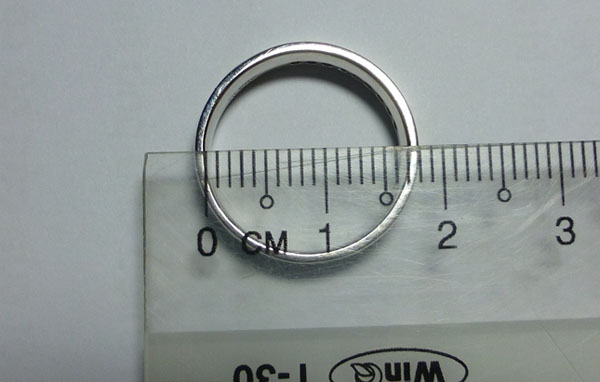 Chúng ta đo khoảng cách lòng trong của nhẫn đeo tay. Đây chính là đường kính của hình tròn. Từ đường kính này chúng ta sẽ tìm ra được size nhẫn tương ứng. 